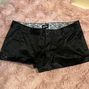 cutest 2000s skatergirl vans satin mini shorts 🦓